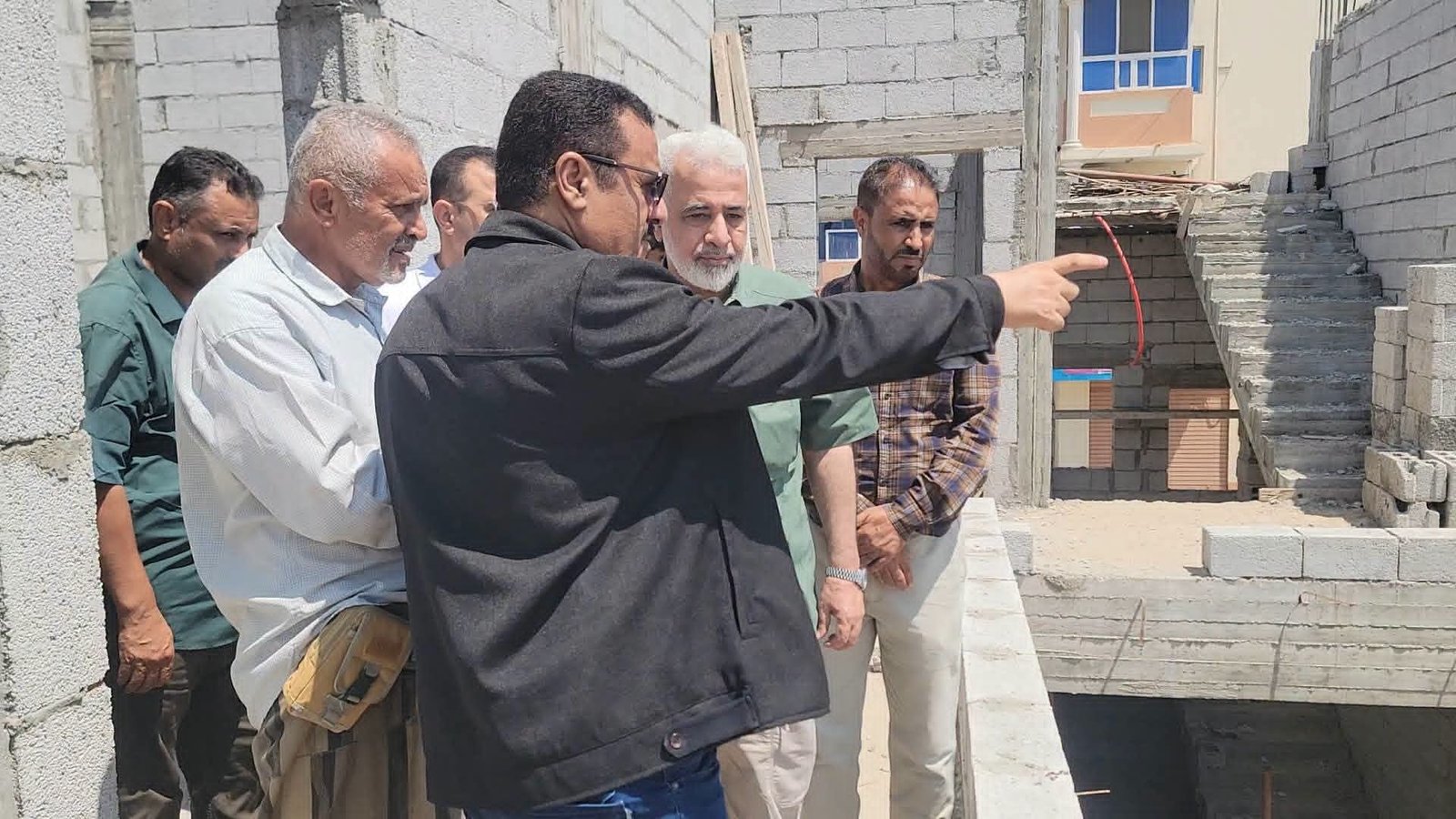 الداؤودي والعمري يتفقدان مشروع مبنى الدفاع المدني بالبريقة ويوجهان بتسريع إنجازه