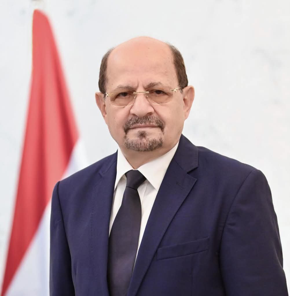 رئيس الوزراء يجري اتصالاً بمحافظ شبوة للاطلاع على تفاصيل الهجوم الارهابي الحوثي